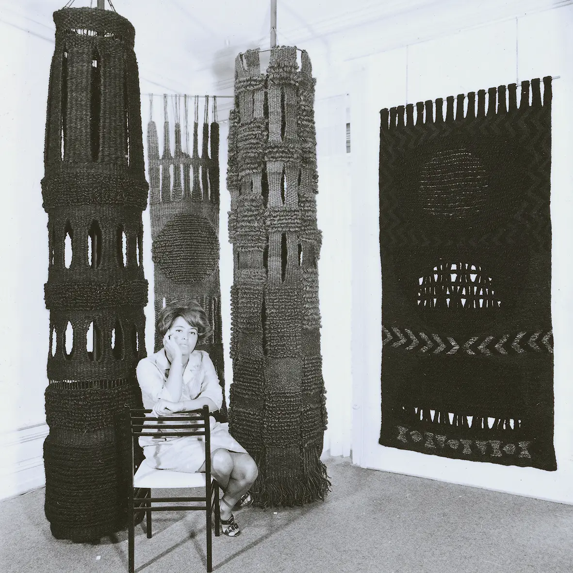 Portrait of the artist inside her work Colombe blessée, 1968-69 Lausanne, 4th International Biennial of Tapestry, 1969 Photo © Stamm & Saxod, Alice Pauli Gallery archives